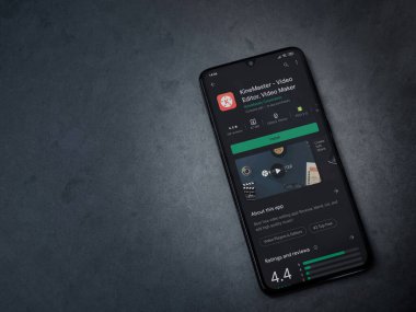 Lod, Israel - 8 Temmuz 2020: KineMaster - Video Editörü ve Film Yapımcısı uygulama oyun sayfası koyu mermer taşlı arka planda siyah bir cep telefonunun ekranında. Üst görünüm düzlüğü kopyalama alanı ile yatıyordu.