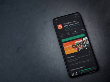 Lod, Israel - 8 Temmuz 2020: VivaVideo - Video Editörü ve Film Yapıcı uygulama oyun sayfası koyu renkli mermer taştan bir arka planda siyah bir cep telefonunun ekranında. Üst görünüm düzlüğü kopyalama alanı ile yatıyordu.