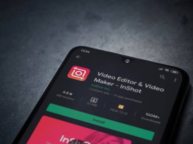Lod, Israel - 8 Temmuz 2020: Inshot - Video Editörü ve Film Yapımcısı uygulama oyun sayfası koyu mermer taşlı arka planda siyah bir cep telefonunun ekranında. Üst görünüm düzlüğü kopyalama alanı ile yatıyordu.