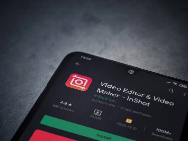 Lod, Israel - 8 Temmuz 2020: Inshot - Video Editörü ve Film Yapımcısı uygulama oyun sayfası koyu mermer taşlı arka planda siyah bir cep telefonunun ekranında. Üst görünüm düzlüğü kopyalama alanı ile yatıyordu.