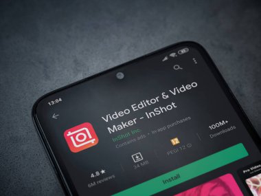 Lod, Israel - 8 Temmuz 2020: Inshot - Video Editörü ve Film Yapımcısı uygulama oyun sayfası koyu mermer taşlı arka planda siyah bir cep telefonunun ekranında. Üst görünüm düzlüğü kopyalama alanı ile yatıyordu.
