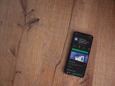 Lod, Israel - 8 Temmuz 2020: Quizlet - Dil öğrenme uygulaması oyun mağazası sayfası ahşap arka planda siyah bir cep telefonu görüntüsü. Üst görünüm düzlüğü kopyalama alanı ile yatıyordu.