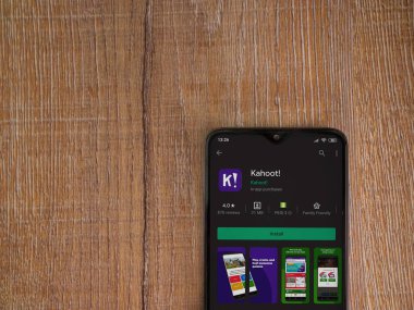 Lod, Israel - 8 Temmuz 2020: Kahoot! Uygulama oyun mağazası sayfası ahşap arka planda siyah bir cep telefonu ekranında. Üst görünüm düzlüğü kopyalama alanı ile yatıyordu.