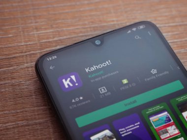 Lod, Israel - 8 Temmuz 2020: Kahoot! Uygulama oyun mağazası sayfası ahşap arka planda siyah bir cep telefonu ekranında. Üst görünüm düzlüğü kopyalama alanı ile yatıyordu.