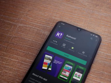 Lod, Israel - 8 Temmuz 2020: Kahoot! Uygulama oyun mağazası sayfası ahşap arka planda siyah bir cep telefonu ekranında. Üst görünüm düzlüğü kopyalama alanı ile yatıyordu.
