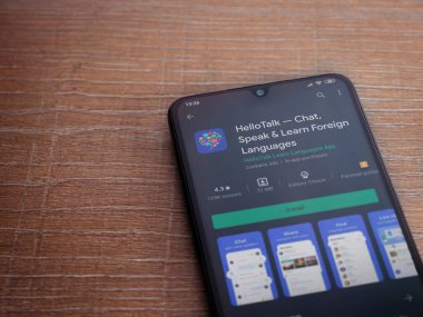 Lod, Israel - 8 Temmuz 2020: HelloTalk - Dil öğrenme uygulaması oyun mağazası sayfası. Üst görünüm düzlüğü kopyalama alanı ile yatıyordu.