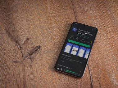 Lod, Israel - 8 Temmuz 2020: HelloTalk - Dil öğrenme uygulaması oyun mağazası sayfası. Üst görünüm düzlüğü kopyalama alanı ile yatıyordu.