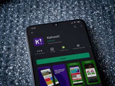 Lod, Israel - 8 Temmuz 2020: Kahoot! Metalik arka planda siyah bir cep telefonu ekranında uygulamalı oyun mağazası sayfası. Üst görünüm yatağını kapat. 