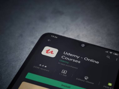Lod, Israel - 8 Temmuz 2020: Udemy uygulaması oyun mağazası sayfası koyu mermer taştan arka planda siyah bir cep telefonunun ekranında. Üst görünüm düzlüğü kopyalama alanı ile yatıyordu.