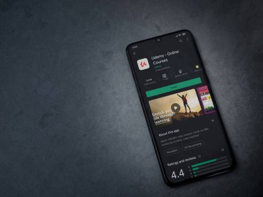 Lod, Israel - 8 Temmuz 2020: Udemy uygulaması oyun mağazası sayfası koyu mermer taştan arka planda siyah bir cep telefonunun ekranında. Üst görünüm düzlüğü kopyalama alanı ile yatıyordu.