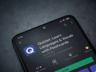 Lod, Israel - 8 Temmuz 2020: Quizlet - Dil öğrenme uygulaması oyun mağazası sayfası koyu mermer taştan bir arka planda siyah bir cep telefonu görüntüsü. Üst görünüm düzlüğü kopyalama alanı ile yatıyordu.