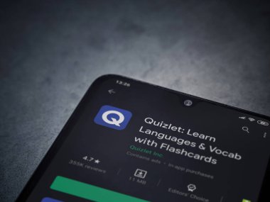 Lod, Israel - 8 Temmuz 2020: Quizlet - Dil öğrenme uygulaması oyun mağazası sayfası koyu mermer taştan bir arka planda siyah bir cep telefonu görüntüsü. Üst görünüm düzlüğü kopyalama alanı ile yatıyordu.