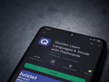 Lod, Israel - 8 Temmuz 2020: Quizlet - Dil öğrenme uygulaması oyun mağazası sayfası koyu mermer taştan bir arka planda siyah bir cep telefonu görüntüsü. Üst görünüm düzlüğü kopyalama alanı ile yatıyordu.
