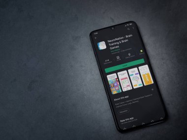 Lod, Israel - 8 Temmuz 2020: NöroNation uygulama oyun mağazası sayfası koyu mermer taştan bir arka planda siyah bir cep telefonunun ekranında. Üst görünüm düzlüğü kopyalama alanı ile yatıyordu.