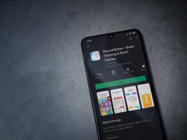 Lod, Israel - 8 Temmuz 2020: NöroNation uygulama oyun mağazası sayfası koyu mermer taştan bir arka planda siyah bir cep telefonunun ekranında. Üst görünüm düzlüğü kopyalama alanı ile yatıyordu.