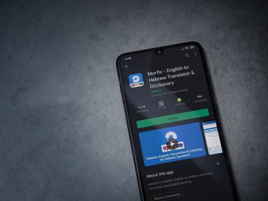 Lod, Israel - 8 Temmuz 2020: Morfix uygulaması oyun mağazası sayfası koyu mermer taştan arka planda siyah bir cep telefonunun ekranında. Üst görünüm düzlüğü kopyalama alanı ile yatıyordu.