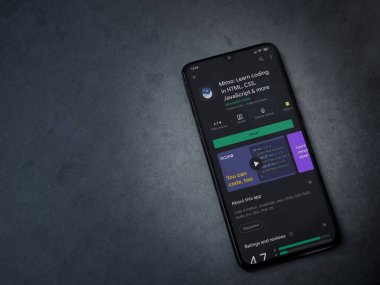 Lod, Israel - 8 Temmuz 2020: Mimo - Kodlama uygulaması oyun mağazası sayfasını koyu mermer taşlı arka planda siyah bir cep telefonunun ekranında öğrenmek. Üst görünüm düzlüğü kopyalama alanı ile yatıyordu.