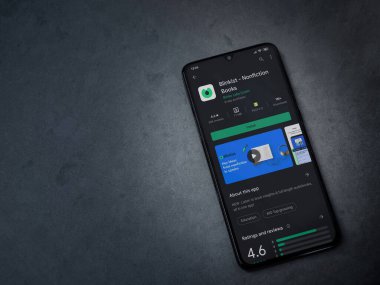 Lod, Israel - 8 Temmuz 2020: Blinkist uygulama oyun mağazası sayfası koyu mermer taştan bir arka planda siyah bir cep telefonu ekranında. Üst görünüm düzlüğü kopyalama alanı ile yatıyordu.