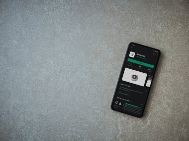 Lod, Israel - 8 Temmuz 2020: Wikipedia uygulama oyun mağazası sayfası seramik taş zemin üzerinde siyah bir cep telefonu görüntüsü. Üst görünüm düzlüğü kopyalama alanı ile yatıyordu.