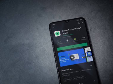 Lod, Israel - 8 Temmuz 2020: Blinkist uygulama oyun mağazası sayfası koyu mermer taştan bir arka planda siyah bir cep telefonu ekranında. Üst görünüm düzlüğü kopyalama alanı ile yatıyordu.