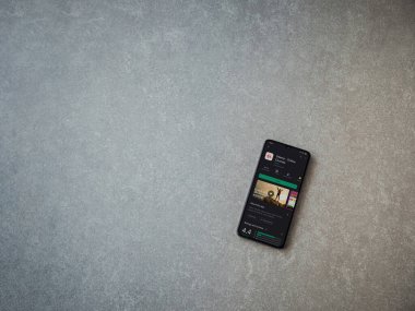 Lod, Israel - 8 Temmuz 2020: Seramik taş zemin üzerinde siyah bir cep telefonunun sergilendiği Udemy uygulaması oyun mağazası sayfası. Üst görünüm düzlüğü kopyalama alanı ile yatıyordu.