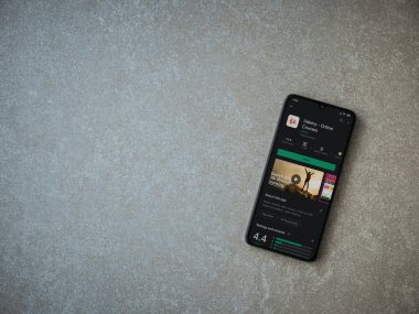 Lod, Israel - 8 Temmuz 2020: Seramik taş zemin üzerinde siyah bir cep telefonunun sergilendiği Udemy uygulaması oyun mağazası sayfası. Üst görünüm düzlüğü kopyalama alanı ile yatıyordu.