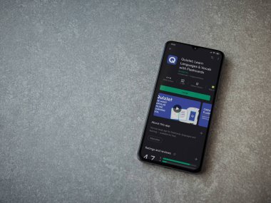 Lod, Israel - 8 Temmuz 2020: Quizlet - Seramik taş zemin üzerinde siyah bir cep telefonu ekranında dil öğrenme uygulaması oyun mağazası sayfası. Üst görünüm düzlüğü kopyalama alanı ile yatıyordu.