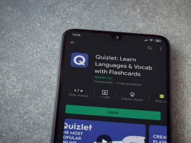 Lod, Israel - 8 Temmuz 2020: Quizlet - Seramik taş zemin üzerinde siyah bir cep telefonu ekranında dil öğrenme uygulaması oyun mağazası sayfası. Üst görünüm düzlüğü kopyalama alanı ile yatıyordu.