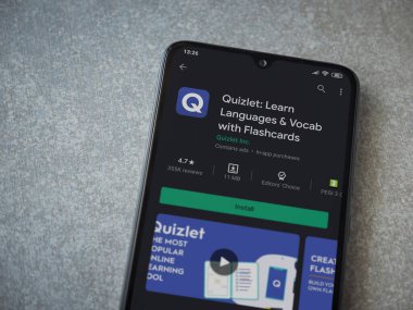 Lod, Israel - 8 Temmuz 2020: Quizlet - Seramik taş zemin üzerinde siyah bir cep telefonu ekranında dil öğrenme uygulaması oyun mağazası sayfası. Üst görünüm düzlüğü kopyalama alanı ile yatıyordu.