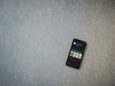 Lod, Israel - 8 Temmuz 2020: NöroNation uygulama oyun mağazası sayfası seramik taş zemin üzerinde siyah bir cep telefonu görüntüsü. Üst görünüm düzlüğü kopyalama alanı ile yatıyordu.