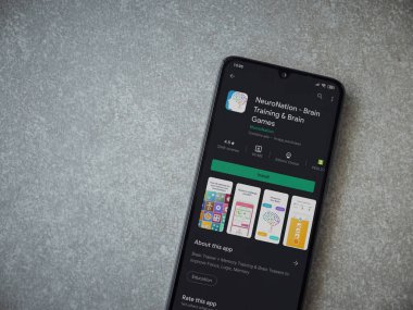 Lod, Israel - 8 Temmuz 2020: NöroNation uygulama oyun mağazası sayfası seramik taş zemin üzerinde siyah bir cep telefonu görüntüsü. Üst görünüm düzlüğü kopyalama alanı ile yatıyordu.