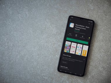 Lod, Israel - 8 Temmuz 2020: NöroNation uygulama oyun mağazası sayfası seramik taş zemin üzerinde siyah bir cep telefonu görüntüsü. Üst görünüm düzlüğü kopyalama alanı ile yatıyordu.