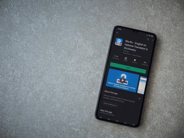 Lod, Israel - 8 Temmuz 2020: Morfix uygulaması oyun mağazası sayfası seramik taş zemin üzerinde siyah bir cep telefonu görüntüsü. Üst görünüm düzlüğü kopyalama alanı ile yatıyordu.