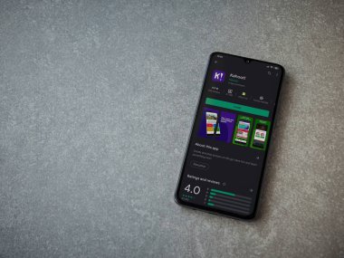 Lod, Israel - 8 Temmuz 2020: Kahoot! Seramik taş zemin üzerinde siyah bir cep telefonu ekranında uygulamalı oyun mağazası sayfası. Üst görünüm düzlüğü kopyalama alanı ile yatıyordu.