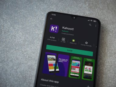 Lod, Israel - 8 Temmuz 2020: Kahoot! Seramik taş zemin üzerinde siyah bir cep telefonu ekranında uygulamalı oyun mağazası sayfası. Üst görünüm düzlüğü kopyalama alanı ile yatıyordu.