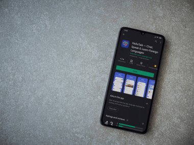 Lod, Israel - 8 Temmuz 2020: HelloTalk - Seramik taş zemin üzerinde siyah bir cep telefonunun gösterildiği uygulama oyun mağazası sayfası. Üst görünüm düzlüğü kopyalama alanı ile yatıyordu.