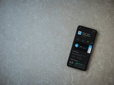 Lod, Israel - 8 Temmuz 2020: Seramik taştan arka planda siyah bir cep telefonunun sergilendiği Beyin Eğitim Oyunları uygulamaları oyun mağazası sayfası. Üst görünüm düzlüğü kopyalama alanı ile yatıyordu.