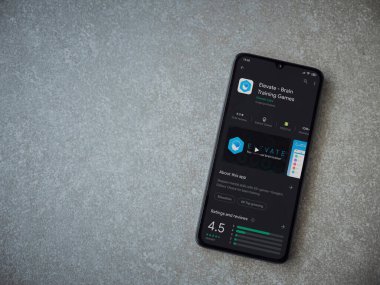 Lod, Israel - 8 Temmuz 2020: Seramik taştan arka planda siyah bir cep telefonunun sergilendiği Beyin Eğitim Oyunları uygulamaları oyun mağazası sayfası. Üst görünüm düzlüğü kopyalama alanı ile yatıyordu.