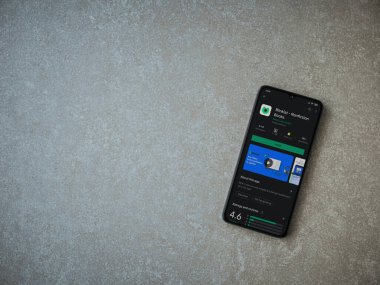 Lod, Israel - 8 Temmuz 2020: Blinkist uygulama oyun mağazası sayfası seramik taş zemin üzerinde siyah bir cep telefonu görüntüsü. Üst görünüm düzlüğü kopyalama alanı ile yatıyordu.