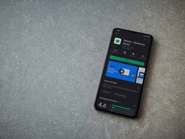 Lod, Israel - 8 Temmuz 2020: Blinkist uygulama oyun mağazası sayfası seramik taş zemin üzerinde siyah bir cep telefonu görüntüsü. Üst görünüm düzlüğü kopyalama alanı ile yatıyordu.