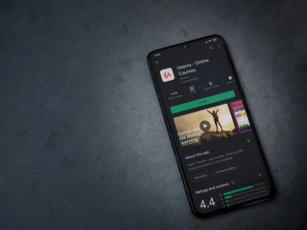 Lod, Israel - 8 Temmuz 2020: Udemy uygulaması oyun mağazası sayfası koyu mermer taştan arka planda siyah bir cep telefonunun ekranında. Üst görünüm düzlüğü kopyalama alanı ile yatıyordu.