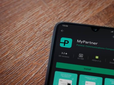 Lod, Israel - 8 Temmuz 2020: Partner Uygulama Oyun Mağazası sayfam ahşap arka planda siyah bir cep telefonunun ekranında. Üst görünüm düzlüğü kopyalama alanı ile yatıyordu.