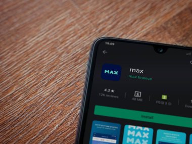 Lod, Israel - 8 Temmuz 2020: Max app oyun mağazası sayfası ahşap arka planda siyah bir cep telefonunun ekranında. Üst görünüm düzlüğü kopyalama alanı ile yatıyordu.