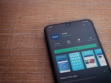 Lod, Israel - 8 Temmuz 2020: Max app oyun mağazası sayfası ahşap arka planda siyah bir cep telefonunun ekranında. Üst görünüm düzlüğü kopyalama alanı ile yatıyordu.