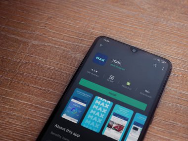 Lod, Israel - 8 Temmuz 2020: Max app oyun mağazası sayfası ahşap arka planda siyah bir cep telefonunun ekranında. Üst görünüm düzlüğü kopyalama alanı ile yatıyordu.