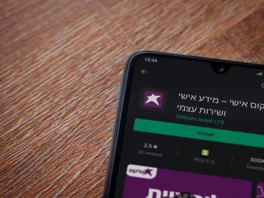 Lod, Israel - 8 Temmuz 2020: Cep telefonu uygulaması oyun mağazası sayfası ahşap arka planda siyah bir cep telefonunun ekranında. Üst görünüm düzlüğü kopyalama alanı ile yatıyordu.