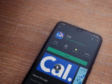 Lod, Israel - 8 Temmuz 2020: Cal uygulama oyun mağazası sayfası ahşap arka planda siyah bir cep telefonunun ekranında. Üst görünüm düzlüğü kopyalama alanı ile yatıyordu.