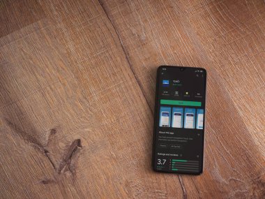 Lod, Israel - 8 Temmuz 2020: Bank Leumi uygulama oyun mağazası sayfası ahşap arka planda siyah bir cep telefonu ekranında. Üst görünüm düzlüğü kopyalama alanı ile yatıyordu.