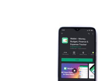 Lod, Israel - 8 Temmuz 2020: Cüzdan uygulaması oyun mağazası sayfası beyaz arka planda izole edilmiş siyah bir cep telefonu ekranında. Üst görünüm düzlüğü kopyalama alanı ile yatıyordu.