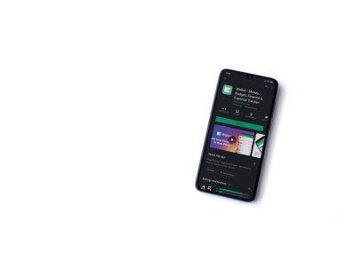 Lod, Israel - 8 Temmuz 2020: Cüzdan uygulaması oyun mağazası sayfası beyaz arka planda izole edilmiş siyah bir cep telefonu ekranında. Üst görünüm düzlüğü kopyalama alanı ile yatıyordu.